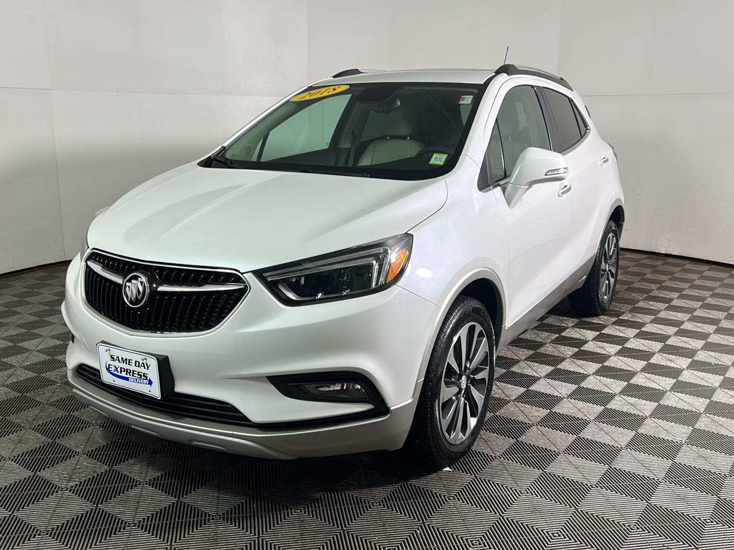 Used 2018 White Frost Tricoat Buick Essence image 10