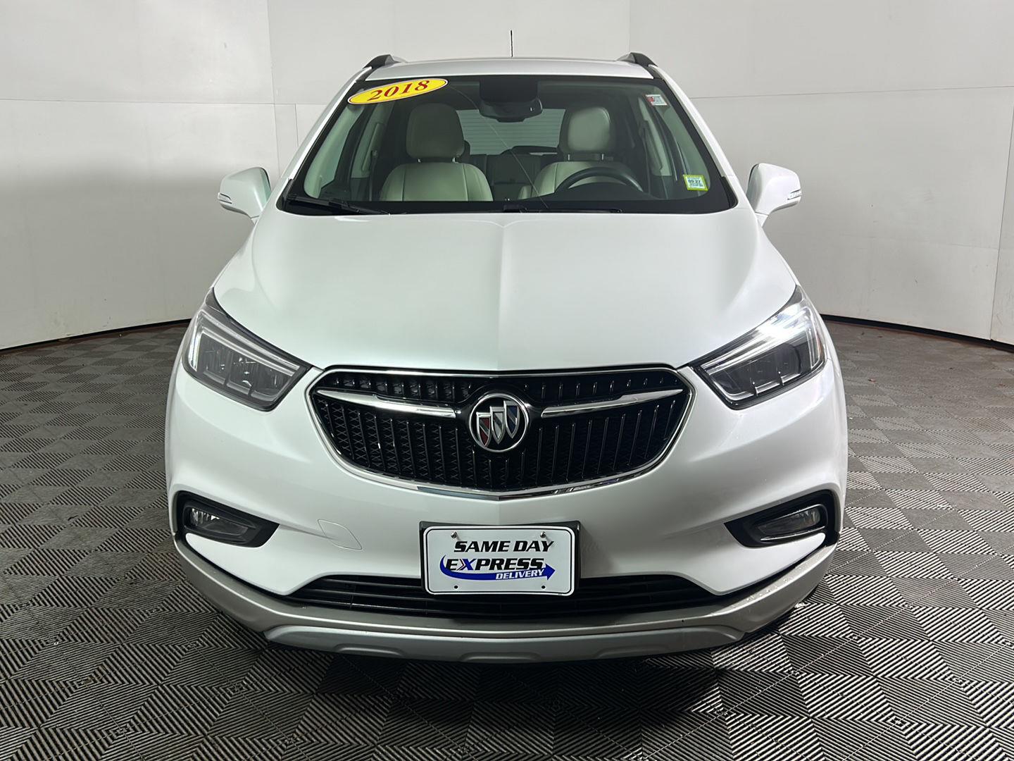 Used 2018 White Frost Tricoat Buick Essence image 11