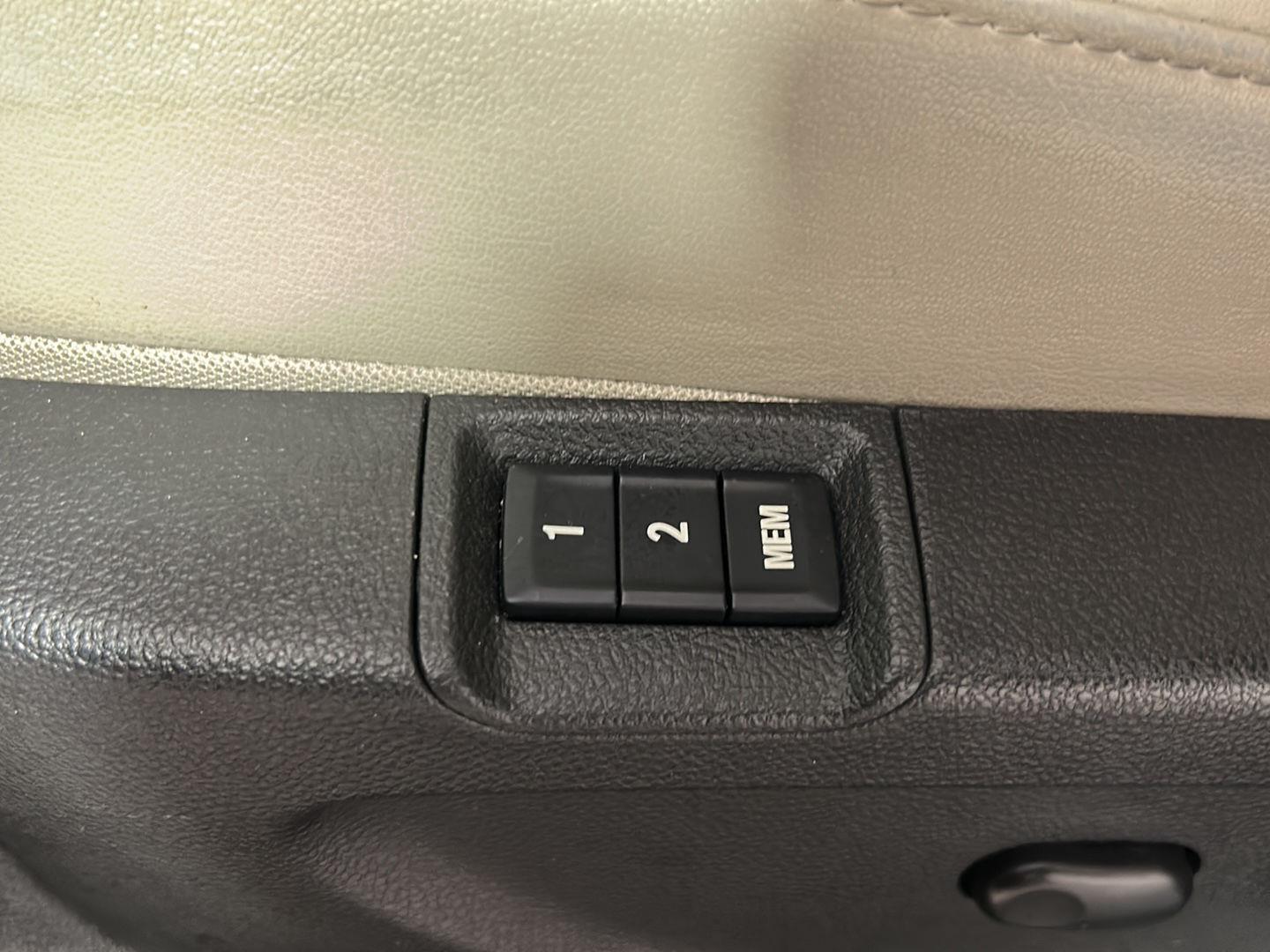 Used 2018 White Frost Tricoat Buick Essence image 15