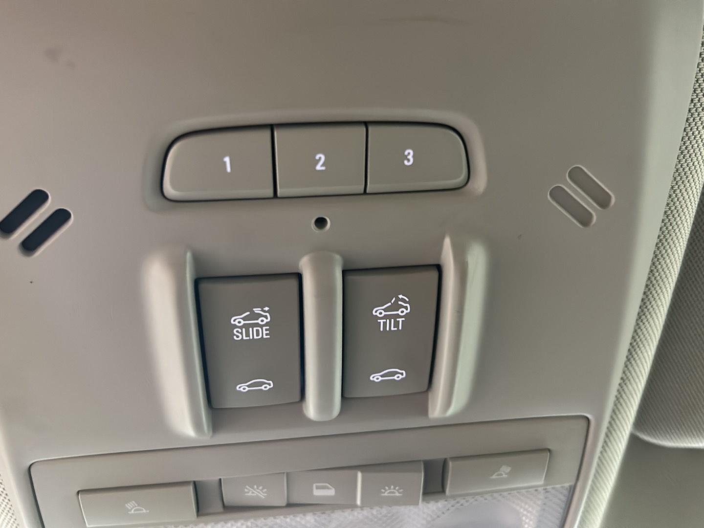 Used 2018 White Frost Tricoat Buick Essence image 25