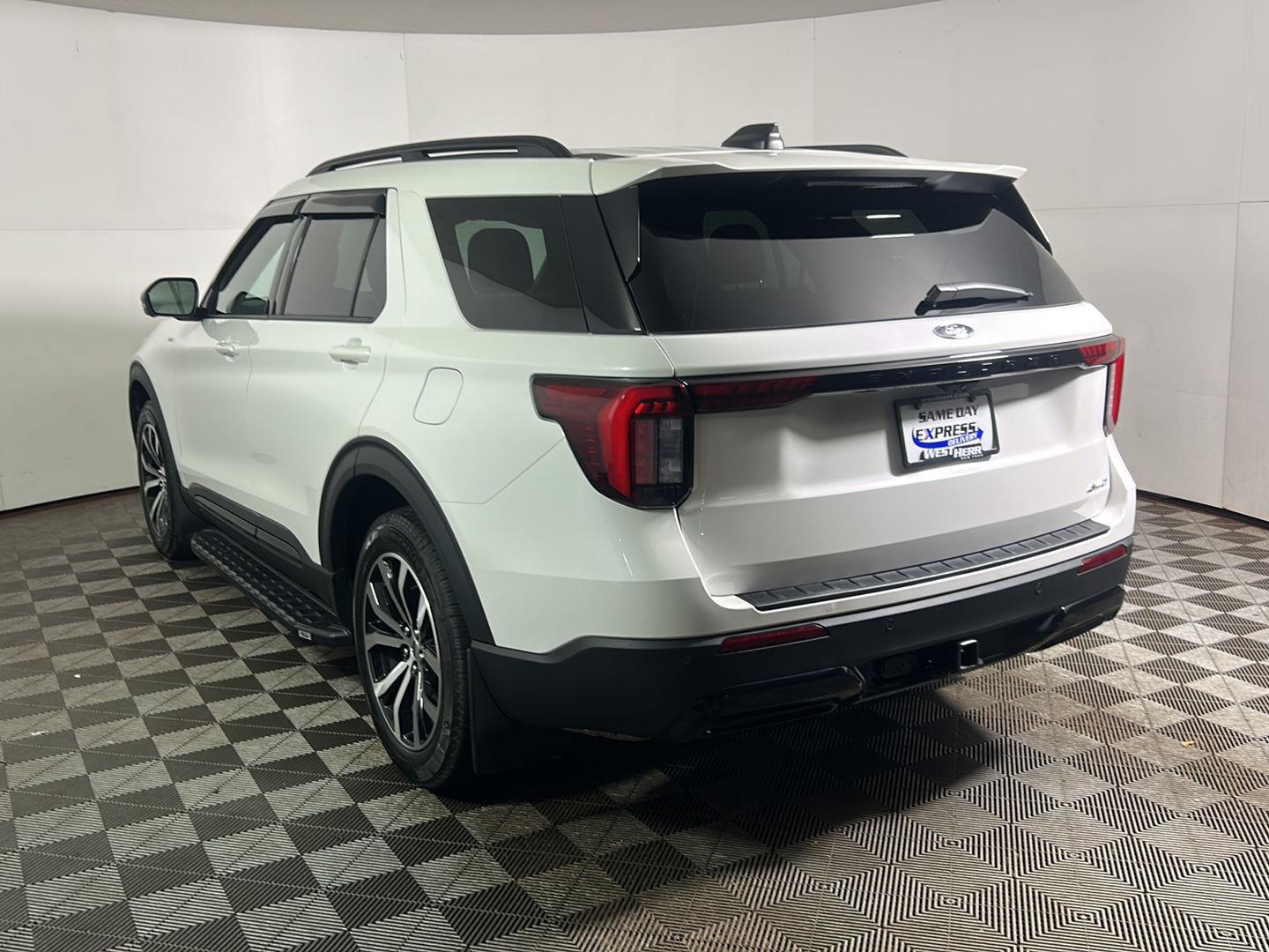 Used 2025 Star White Metallic Tri-Coat Ford ST-Line image 10