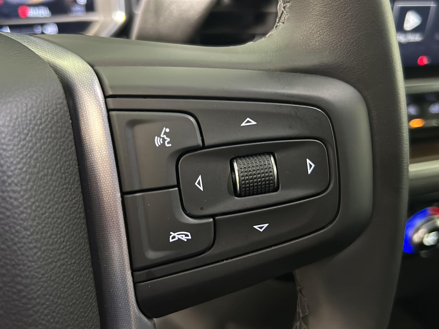 Used 2025 Summit White GMC Elevation image 22