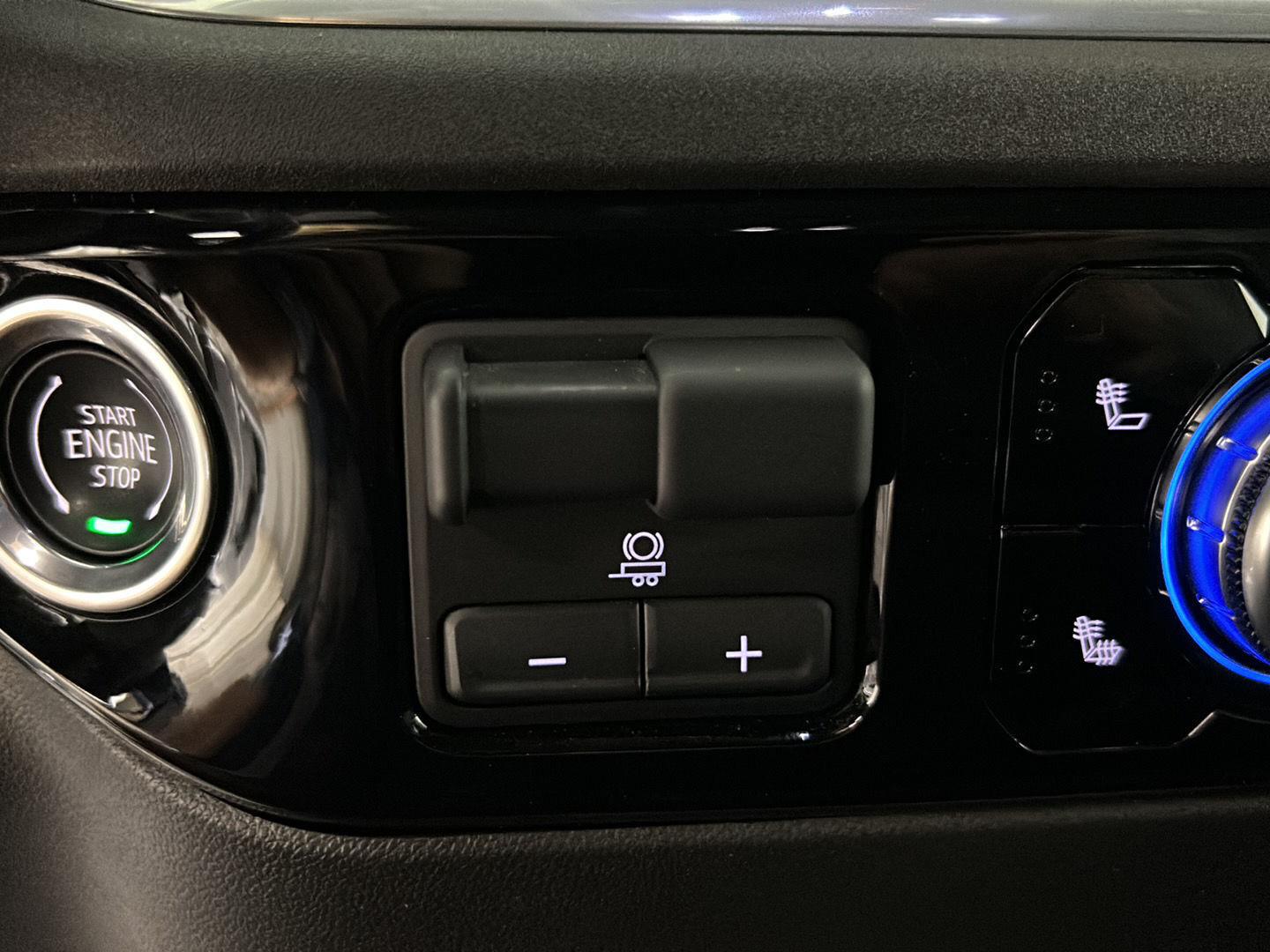 Used 2025 Summit White GMC Elevation image 25