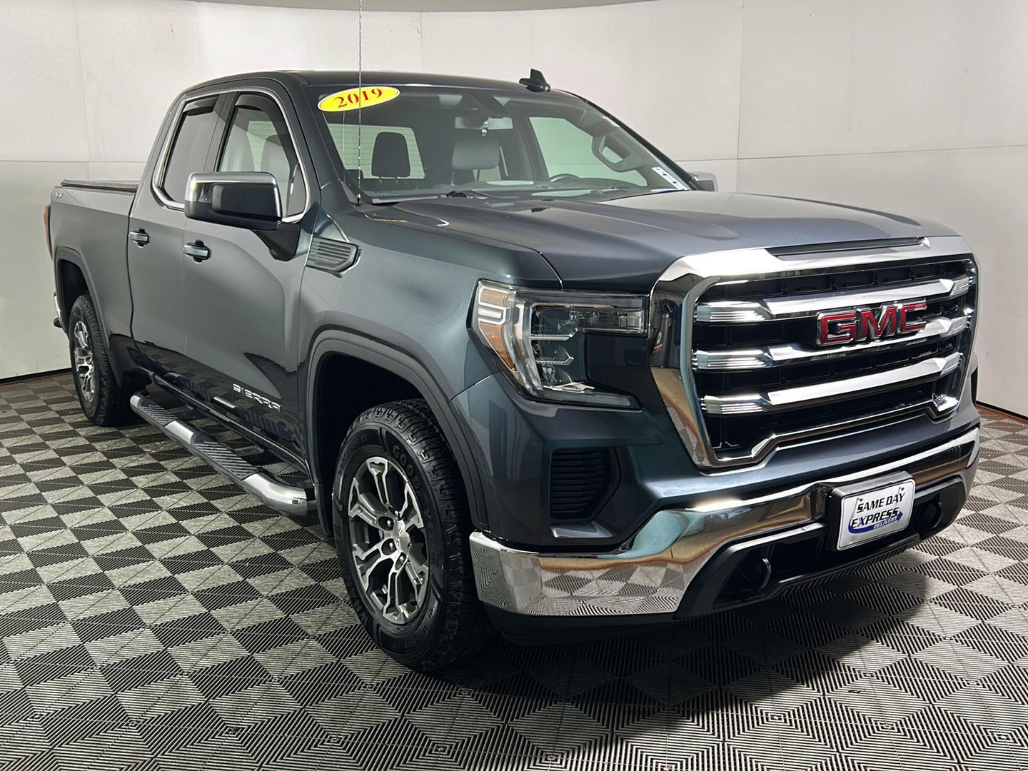 Used 2019 Dark Sky Metallic GMC SLE image 4