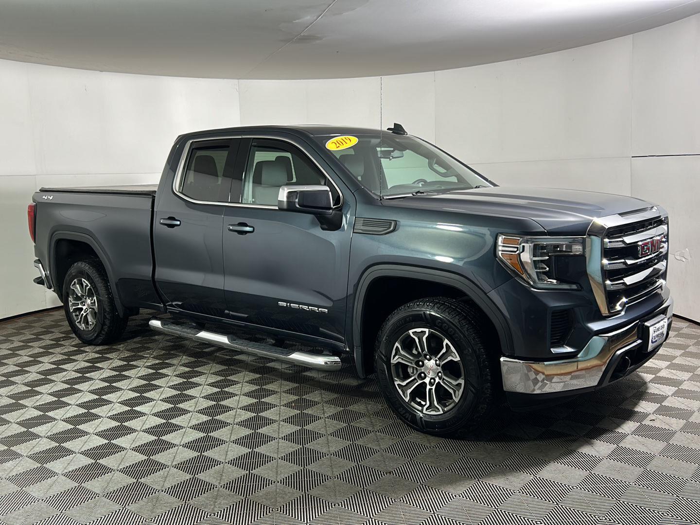 Used 2019 Dark Sky Metallic GMC SLE image 5