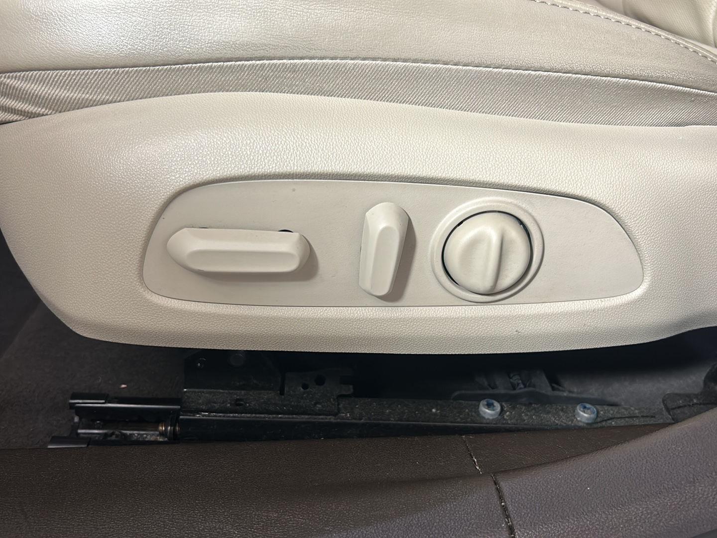 Used 2017 White Frost Tricoat Buick Essence image 13