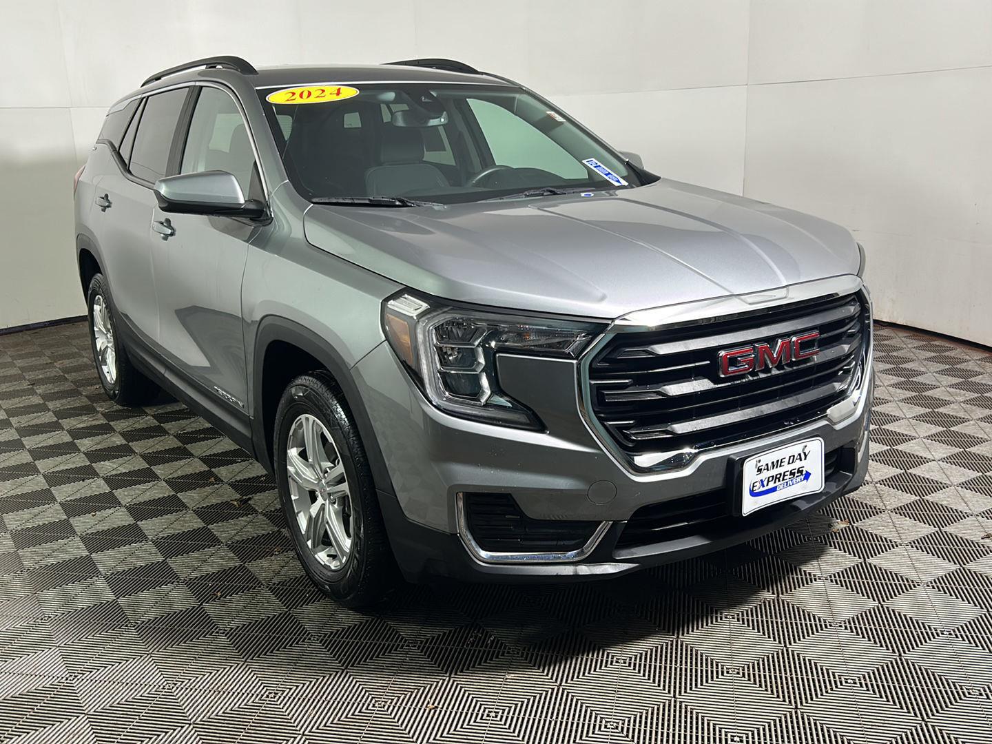 Used 2024 Sterling Metallic GMC SLE image 4