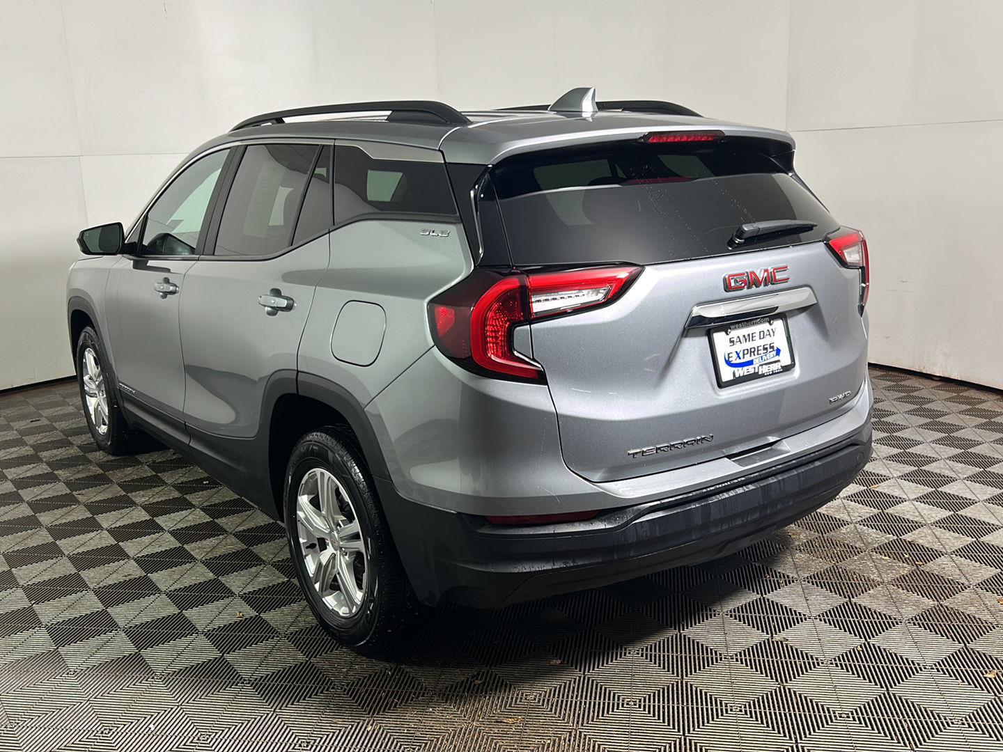 Used 2024 Sterling Metallic GMC SLE image 9