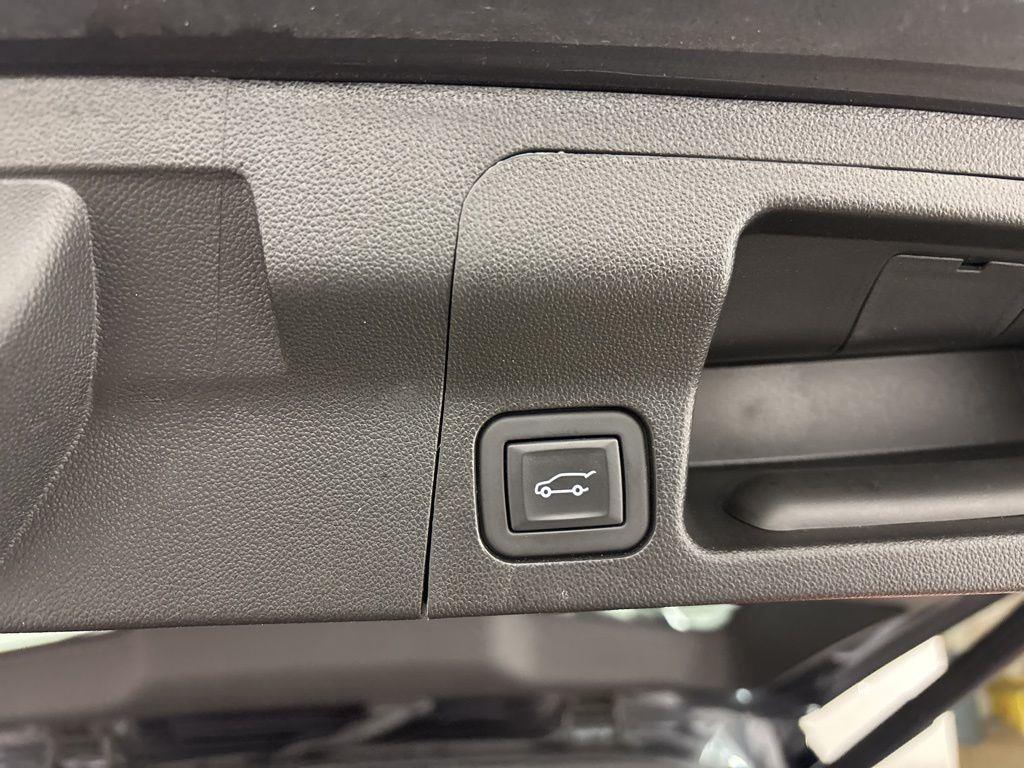 Used 2023 Hunter Green GMC Denali image 23
