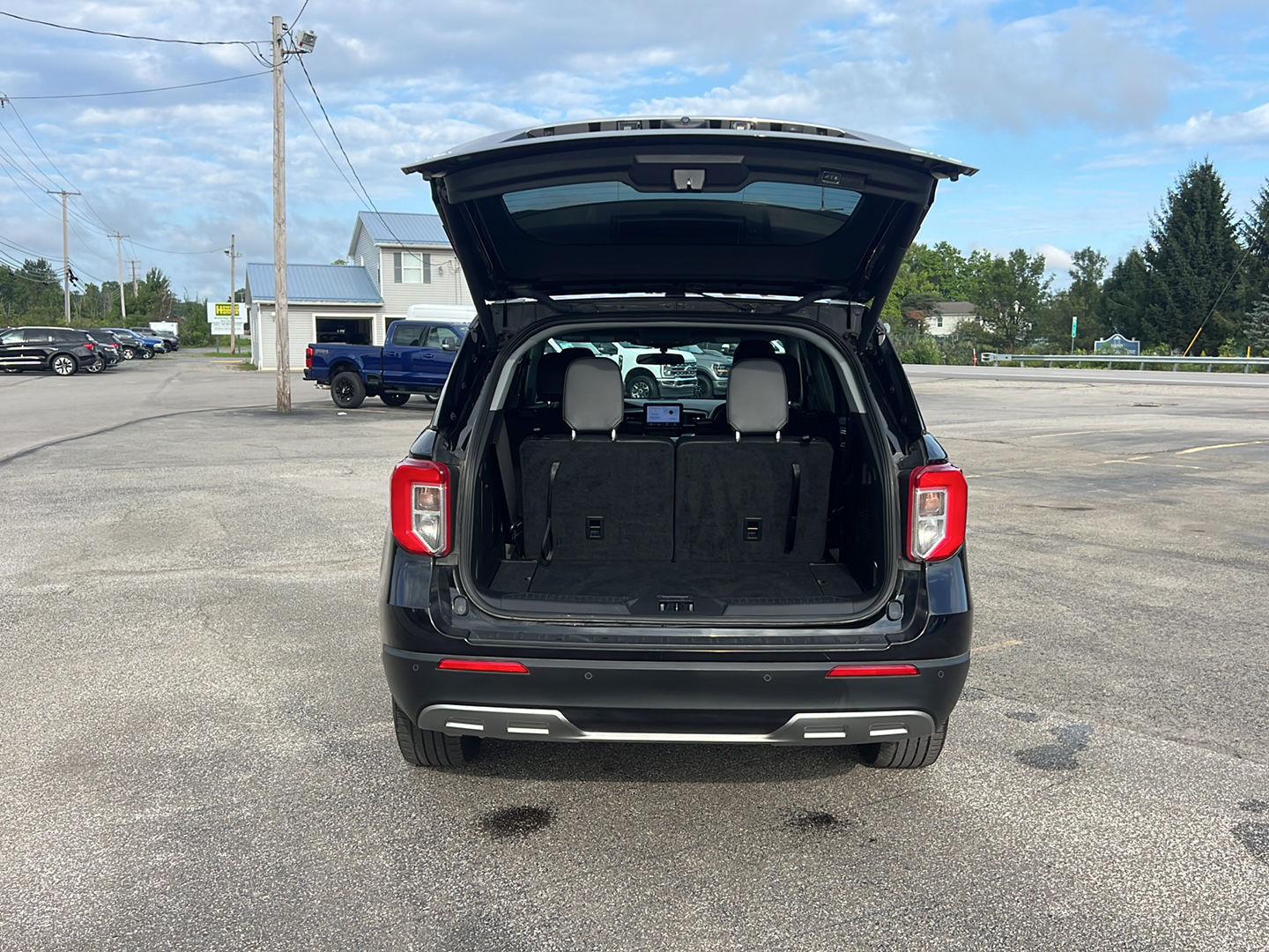 2023 Ford Explorer photo 8 of 51