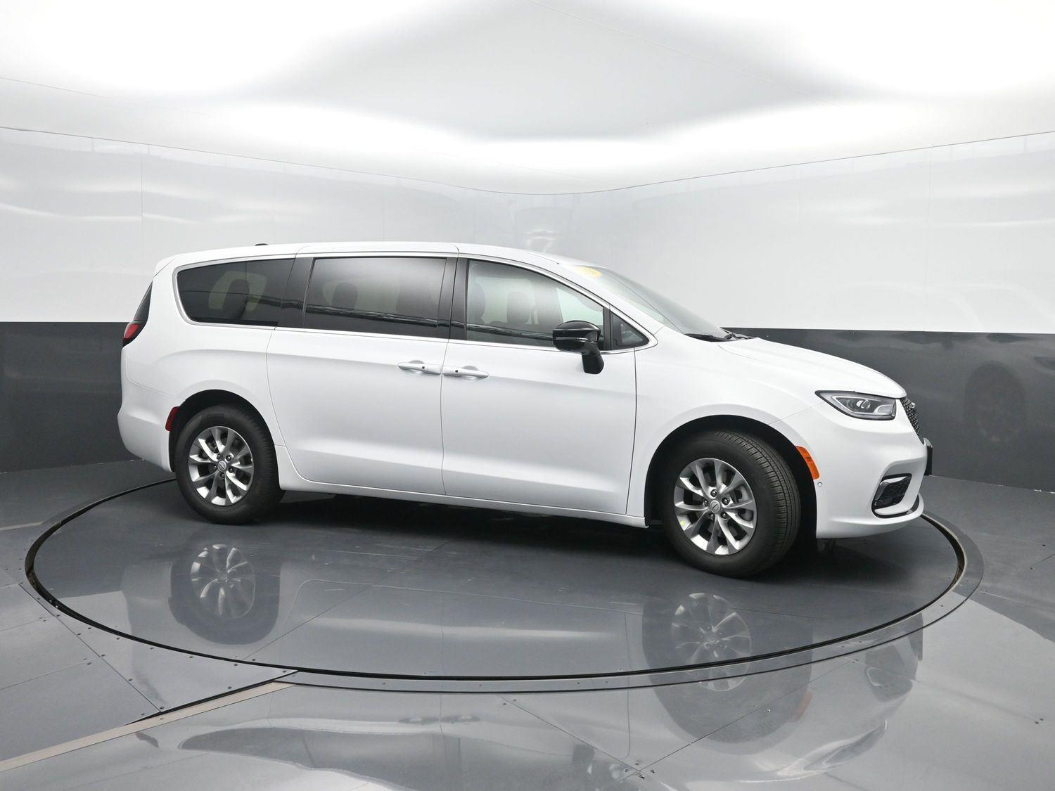 New 2026 Bright White Clearcoat Chrysler Select image 3