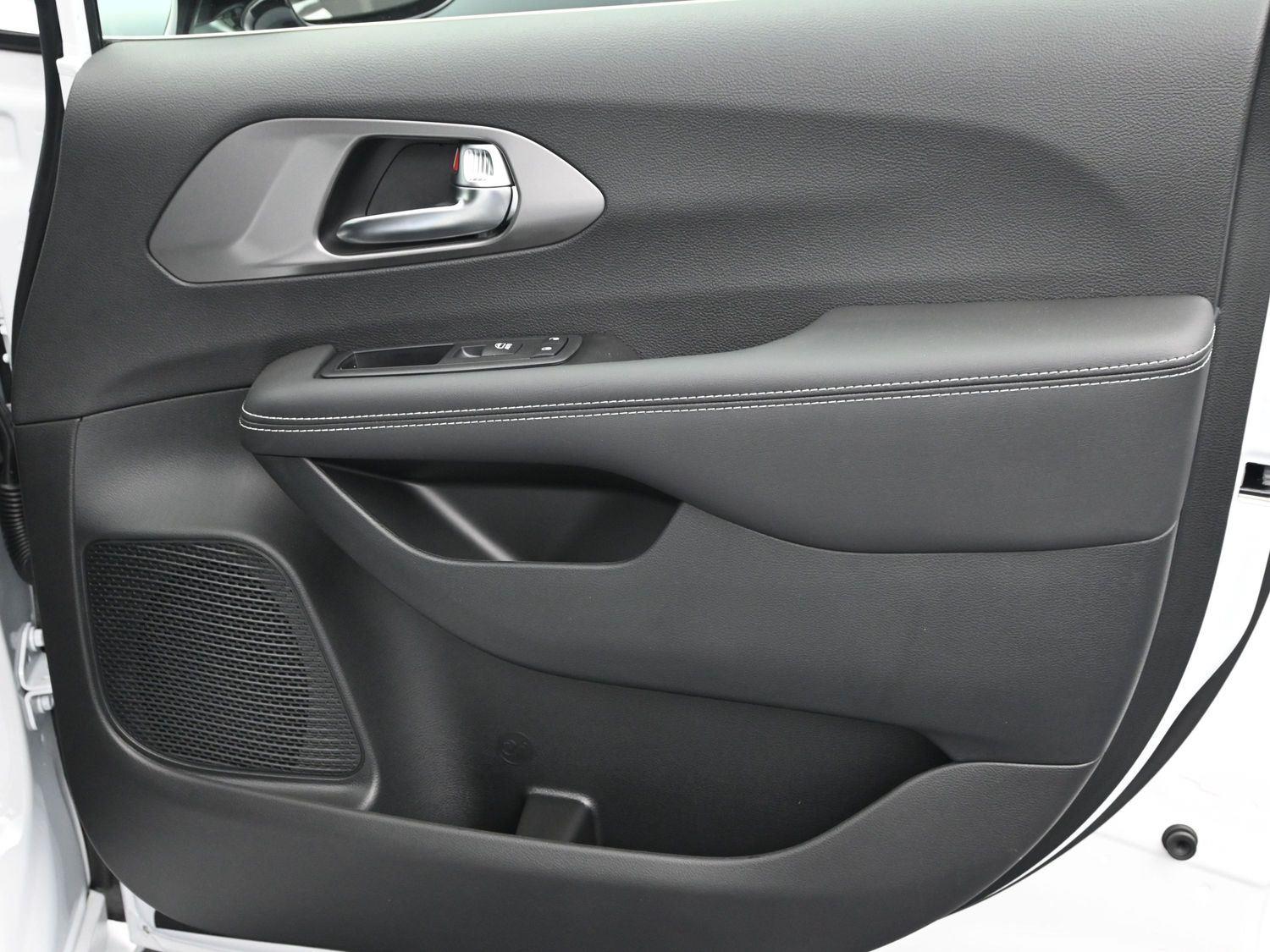 New 2026 Bright White Clearcoat Chrysler Select image 7