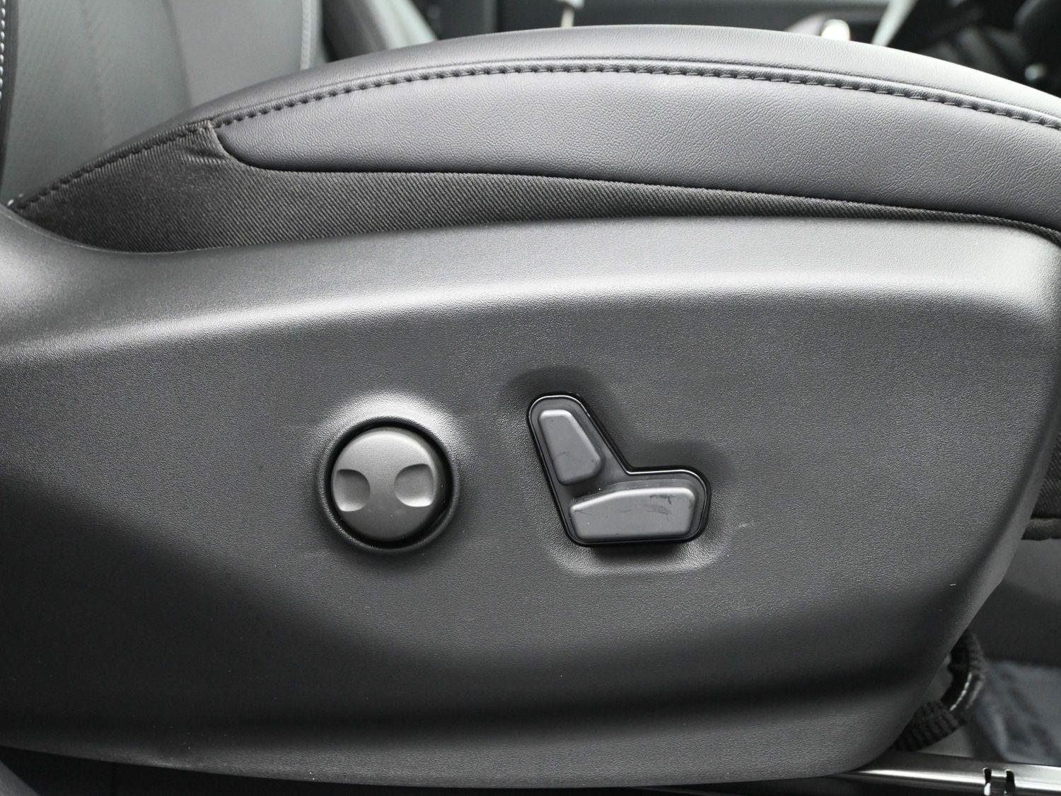 New 2026 Bright White Clearcoat Chrysler Select image 8