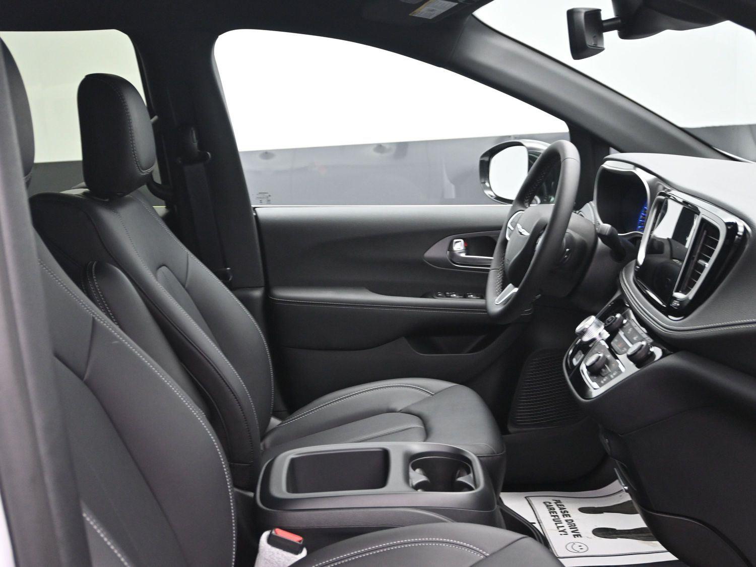 New 2026 Bright White Clearcoat Chrysler Select image 9