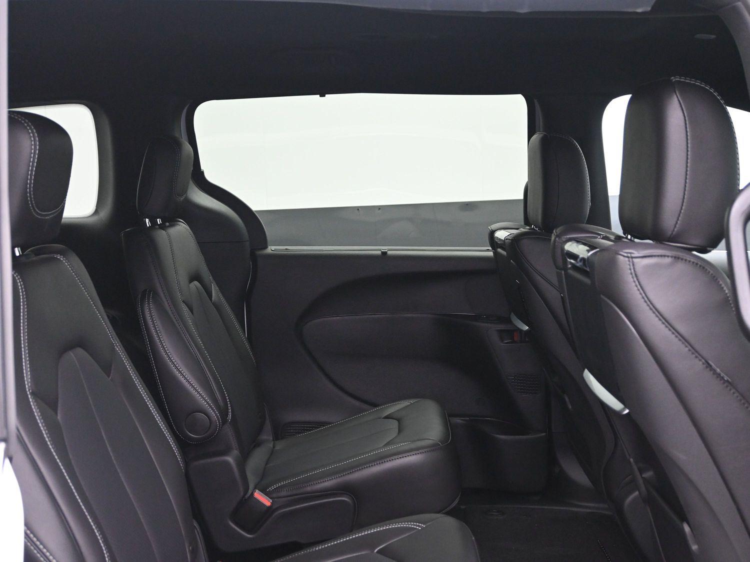 New 2026 Bright White Clearcoat Chrysler Select image 11