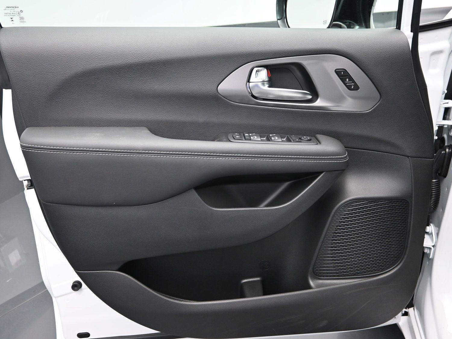 New 2026 Bright White Clearcoat Chrysler Select image 21