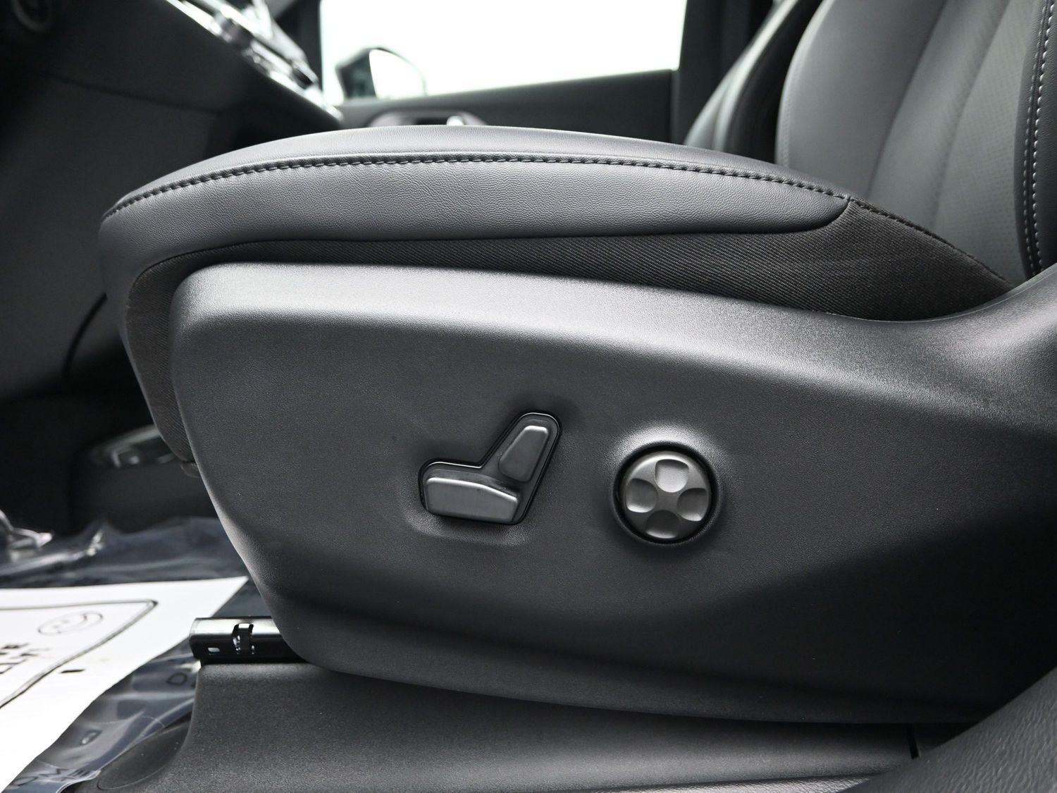 New 2026 Bright White Clearcoat Chrysler Select image 23