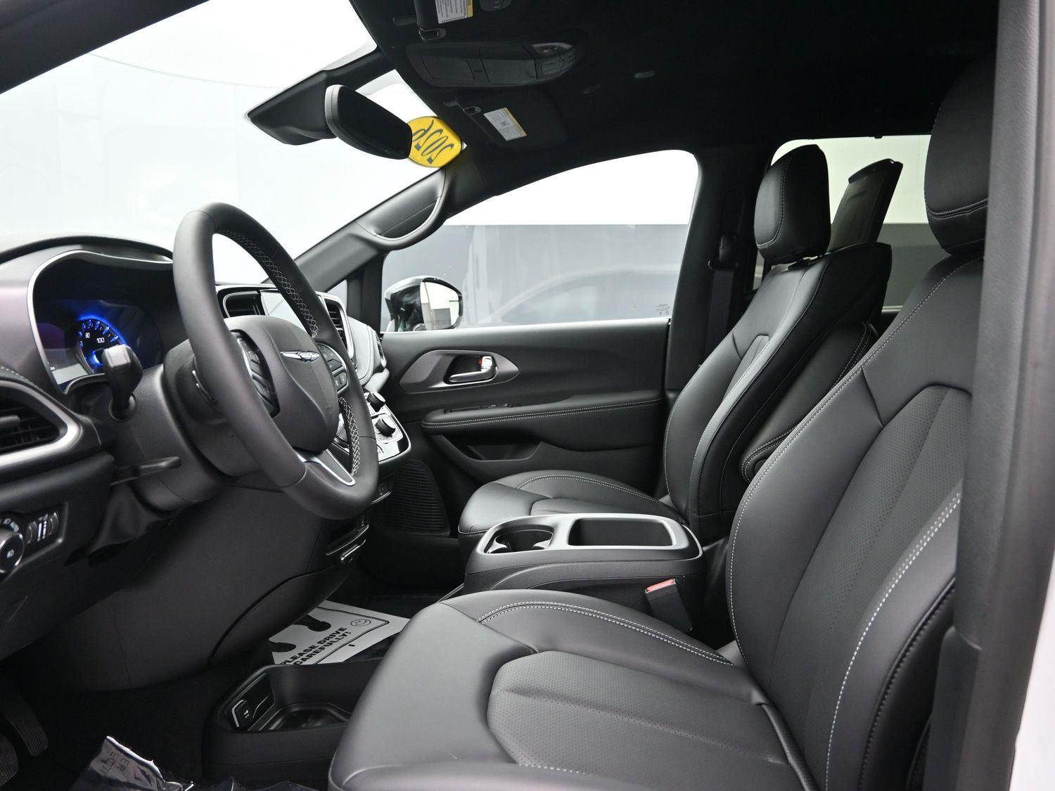 New 2026 Bright White Clearcoat Chrysler Select image 24