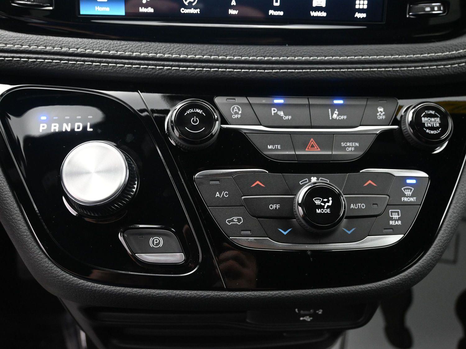 New 2026 Bright White Clearcoat Chrysler Select image 31