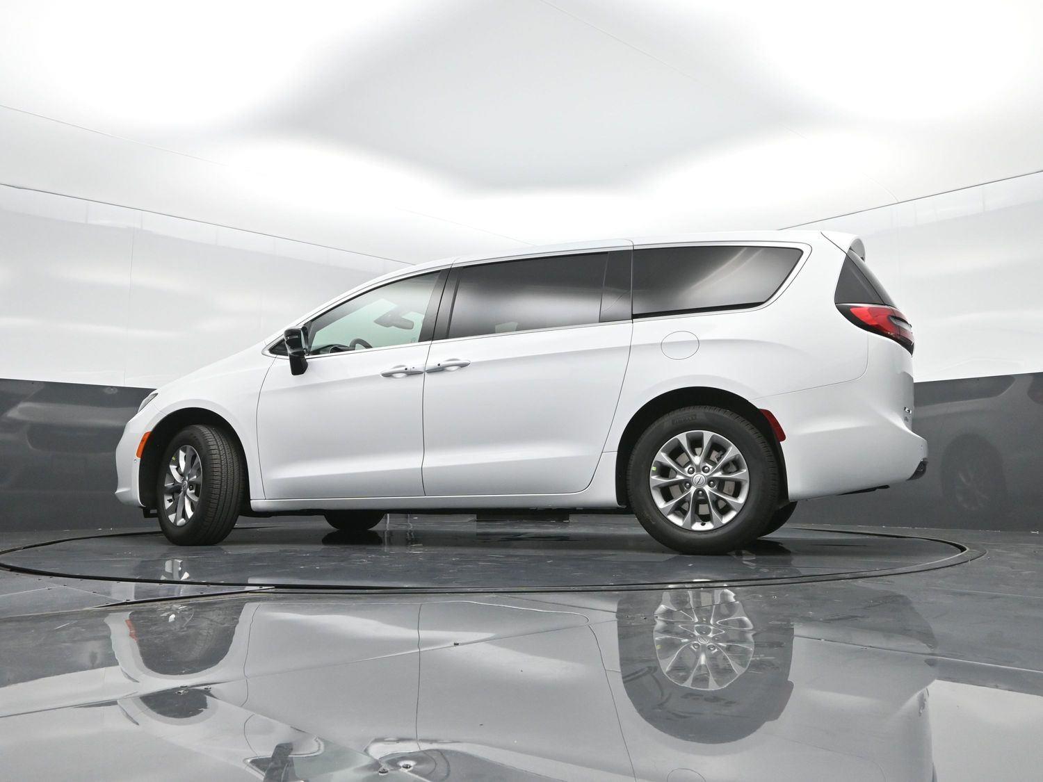 New 2026 Bright White Clearcoat Chrysler Select image 35