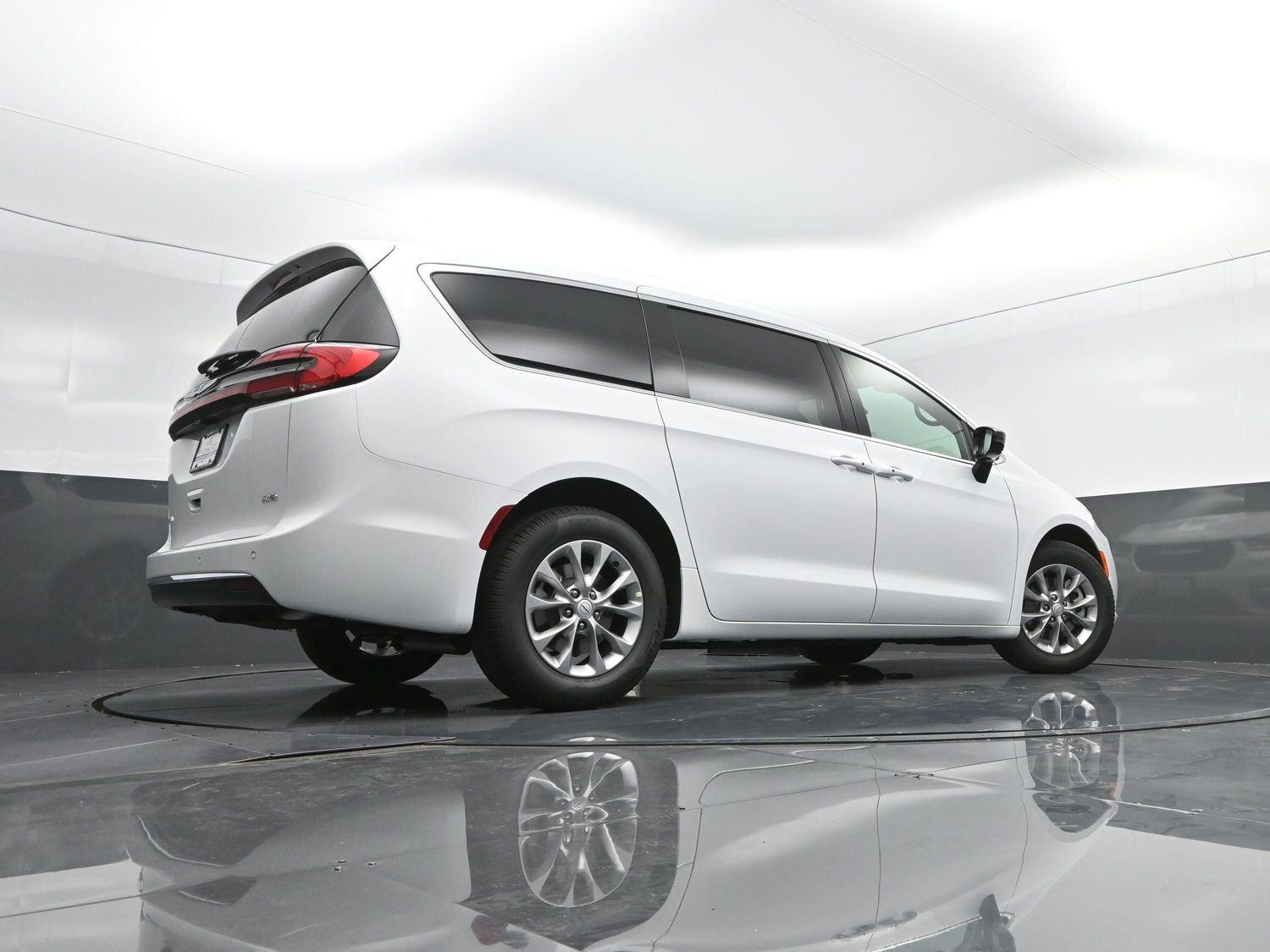 New 2026 Bright White Clearcoat Chrysler Select image 36