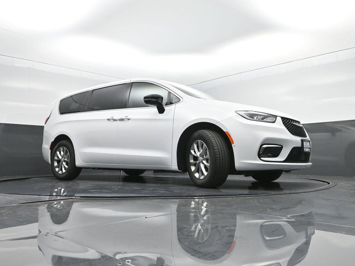 New 2026 Bright White Clearcoat Chrysler Select image 37