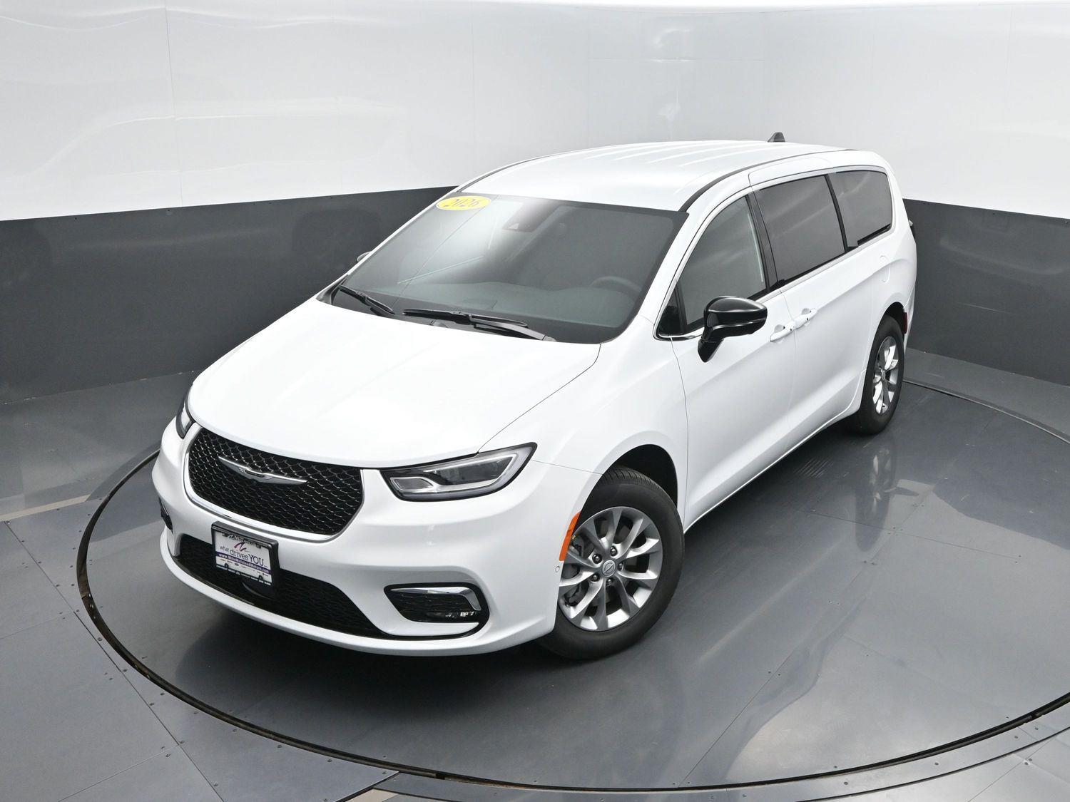 New 2026 Bright White Clearcoat Chrysler Select image 38