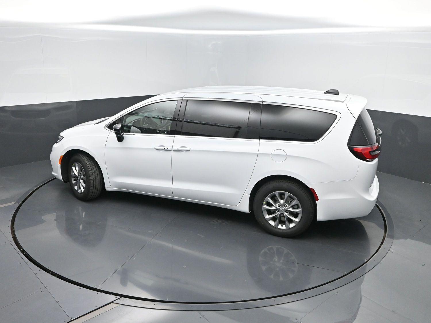 New 2026 Bright White Clearcoat Chrysler Select image 39