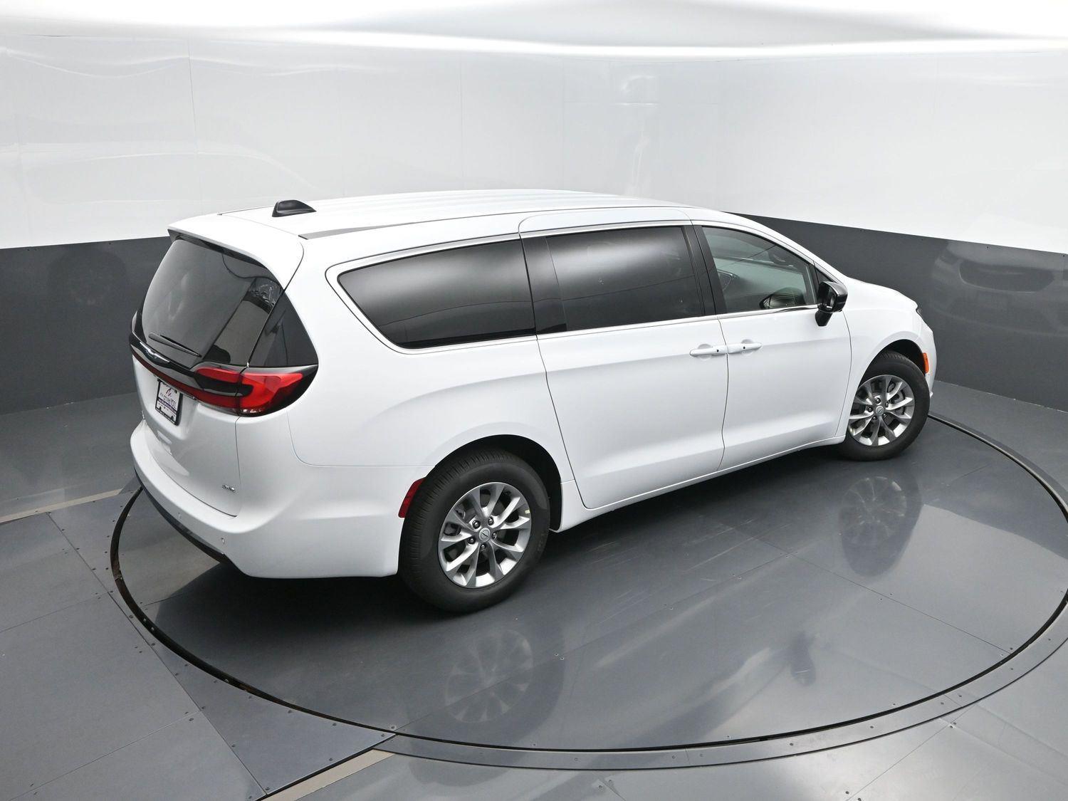 New 2026 Bright White Clearcoat Chrysler Select image 40