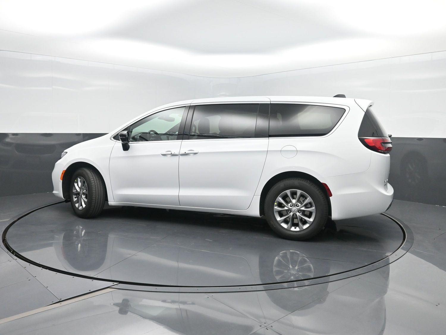 New 2026 Bright White Clearcoat Chrysler Select image 42