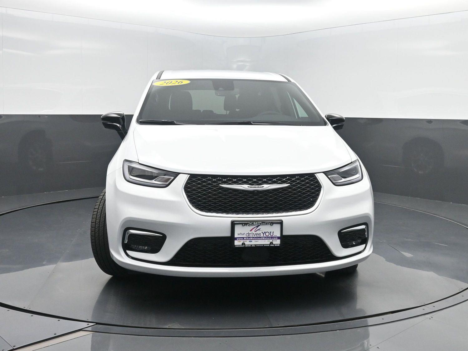 New 2026 Bright White Clearcoat Chrysler Select image 44