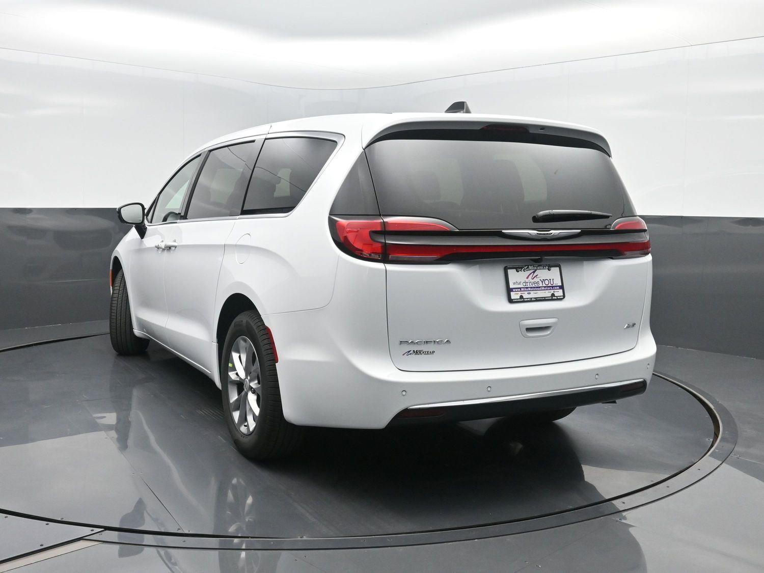 New 2026 Bright White Clearcoat Chrysler Select image 45