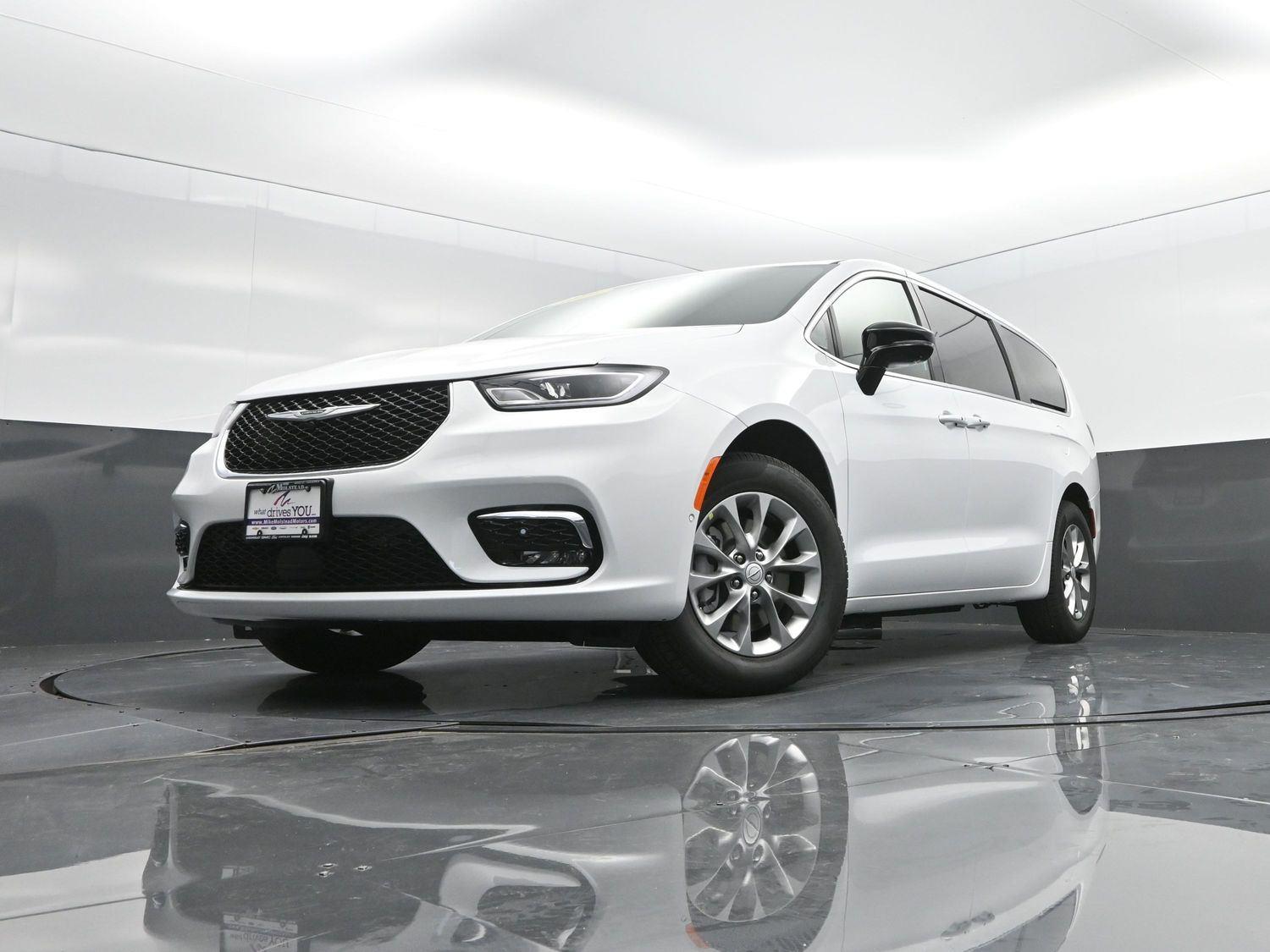 New 2026 Bright White Clearcoat Chrysler Select image 46