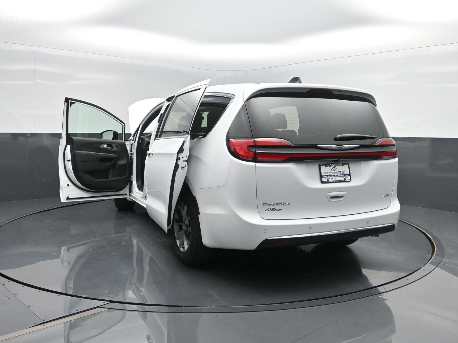 New 2026 Bright White Clearcoat Chrysler Select image 48