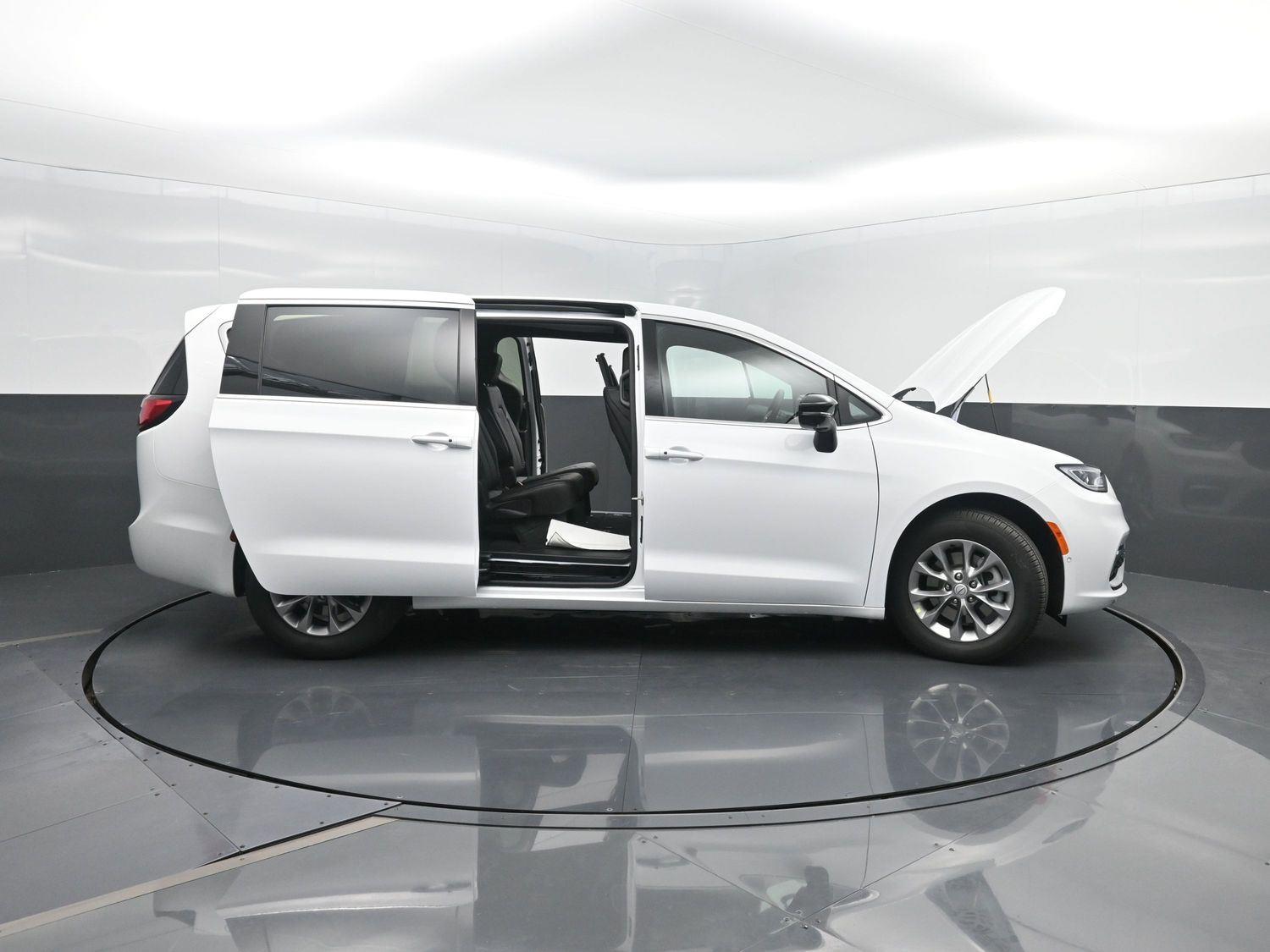 New 2026 Bright White Clearcoat Chrysler Select image 49