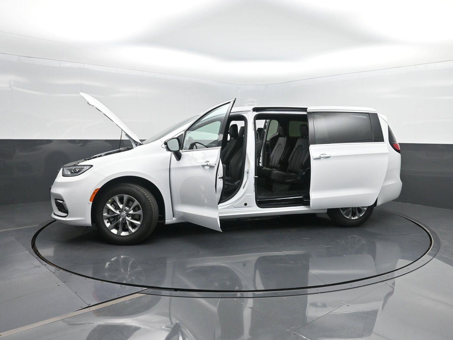 New 2026 Bright White Clearcoat Chrysler Select image 50