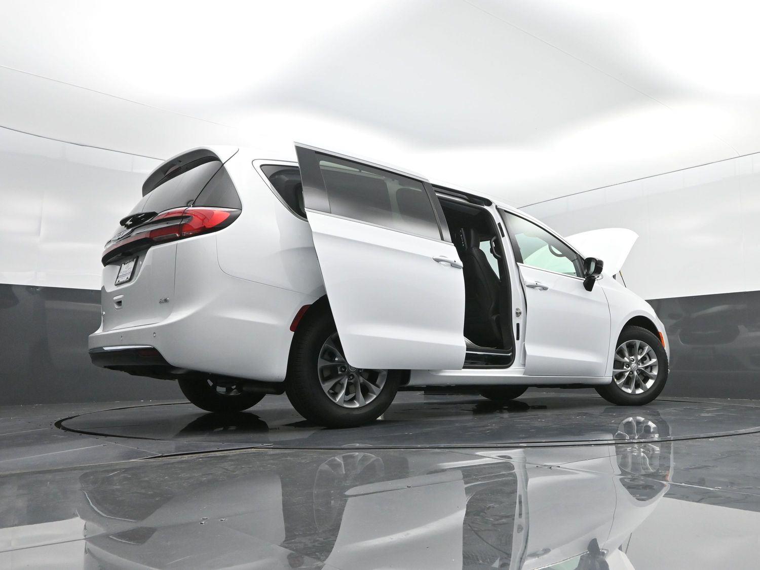 New 2026 Bright White Clearcoat Chrysler Select image 51