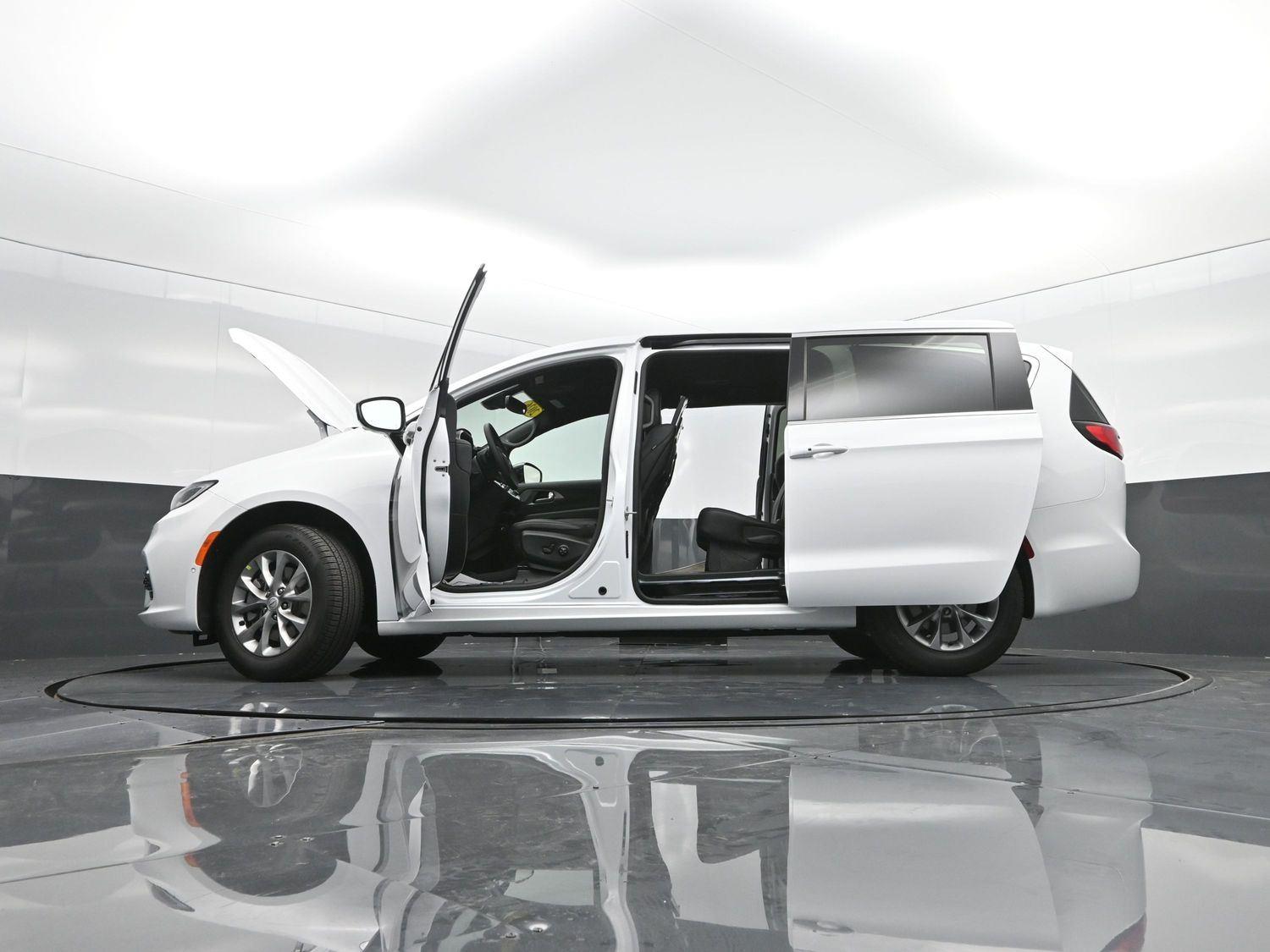 New 2026 Bright White Clearcoat Chrysler Select image 52