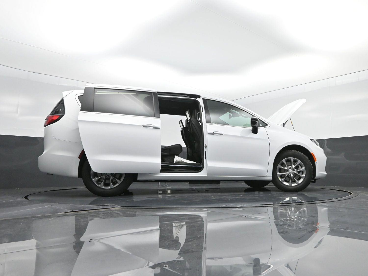 New 2026 Bright White Clearcoat Chrysler Select image 53