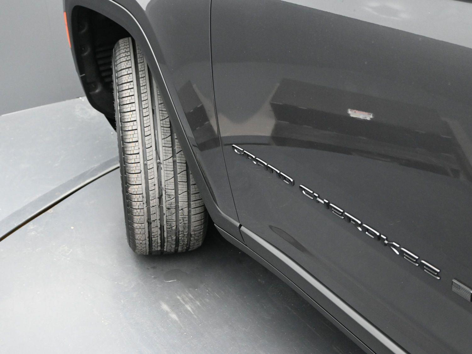 New 2025 Baltic Gray Metallic Clearcoat Jeep Limited image 5