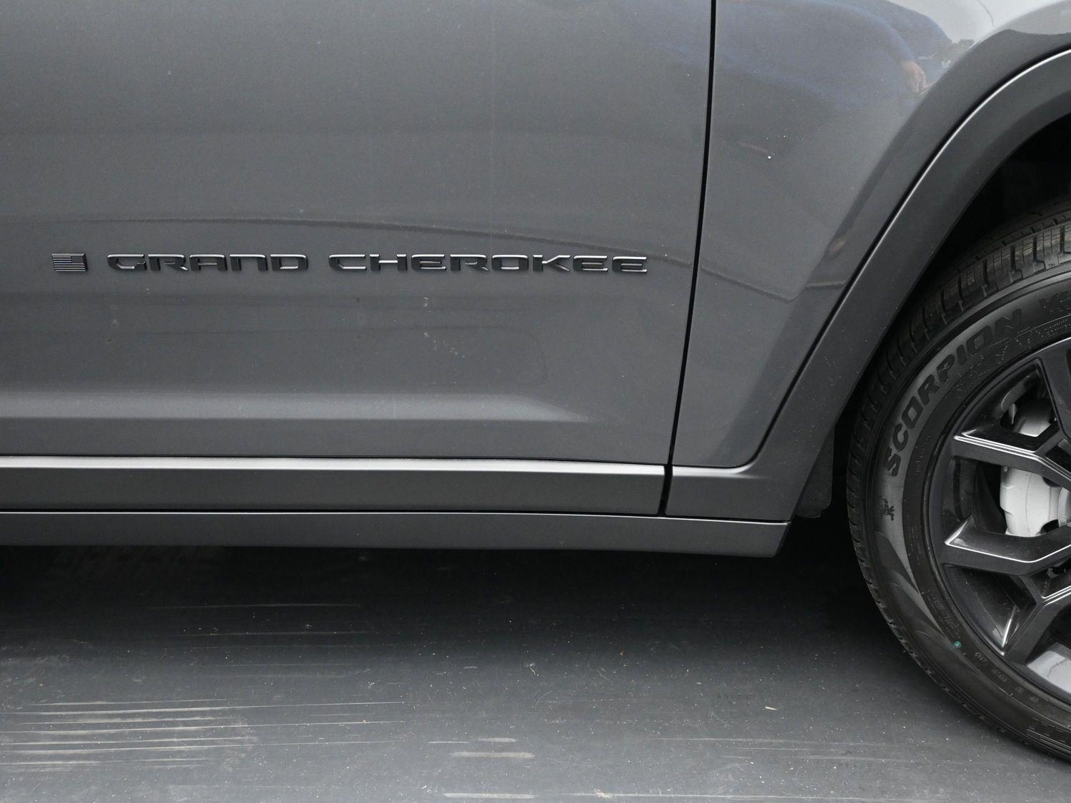 New 2025 Baltic Gray Metallic Clearcoat Jeep Limited image 6