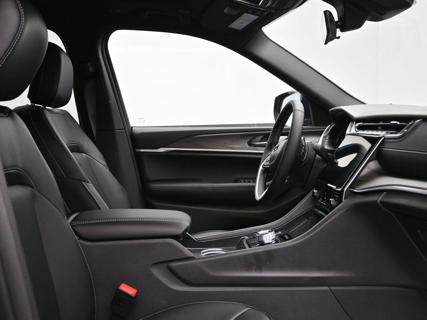 New 2025 Baltic Gray Metallic Clearcoat Jeep Limited image 9