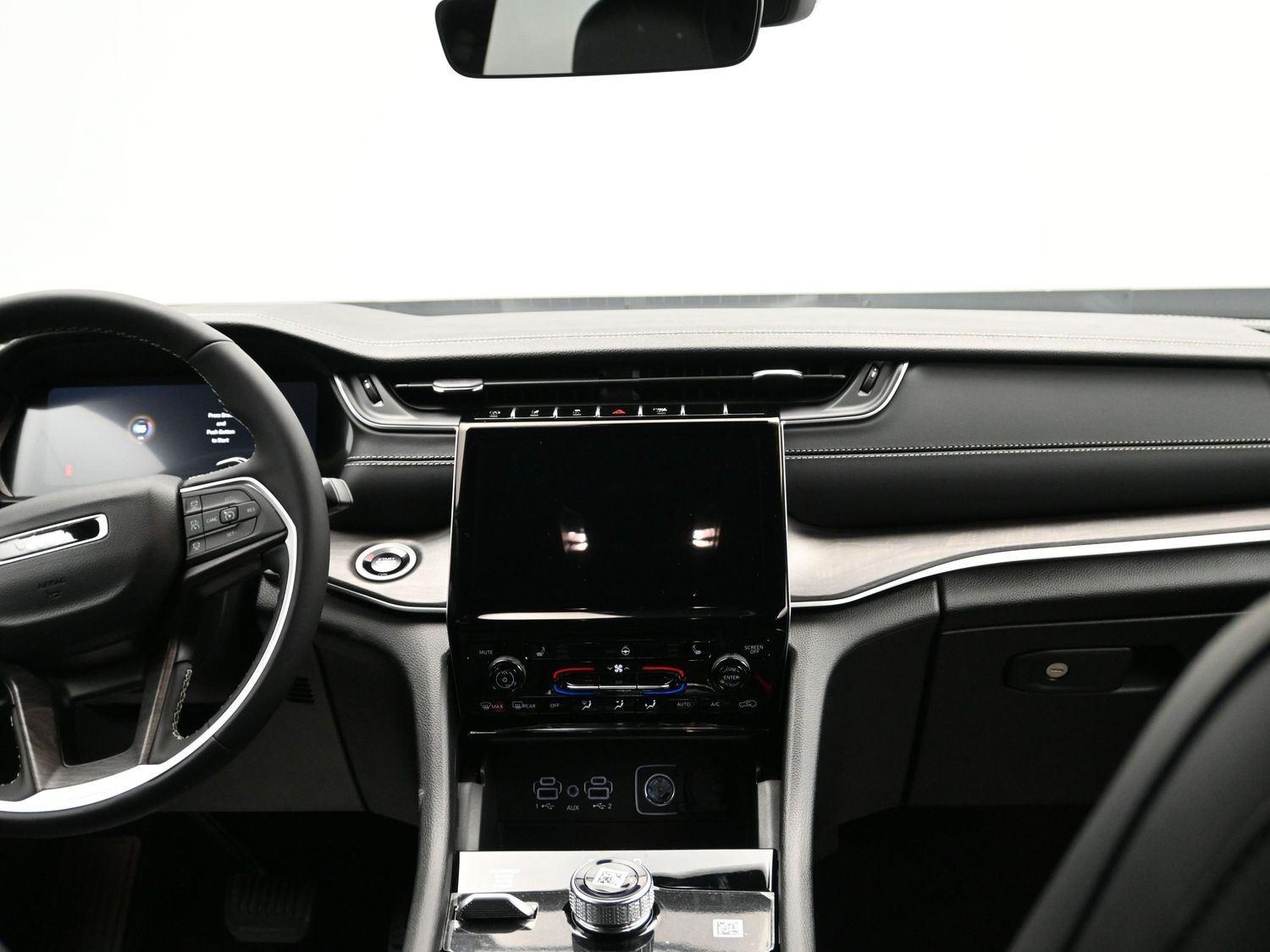 New 2025 Baltic Gray Metallic Clearcoat Jeep Limited image 13