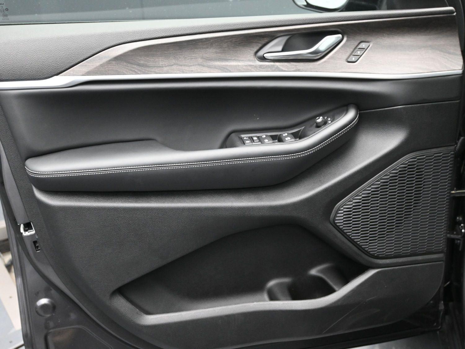 New 2025 Baltic Gray Metallic Clearcoat Jeep Limited image 17