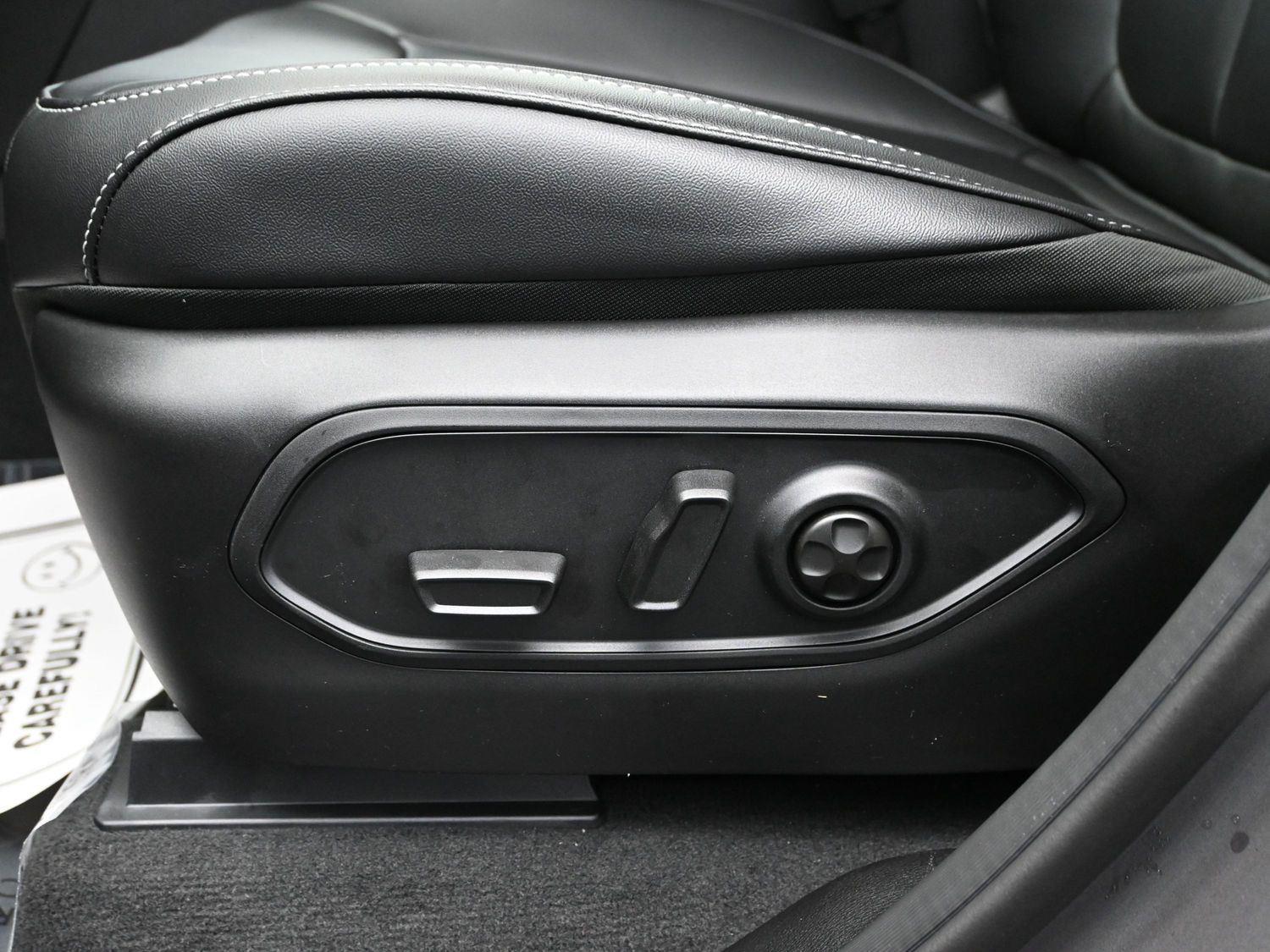 New 2025 Baltic Gray Metallic Clearcoat Jeep Limited image 19