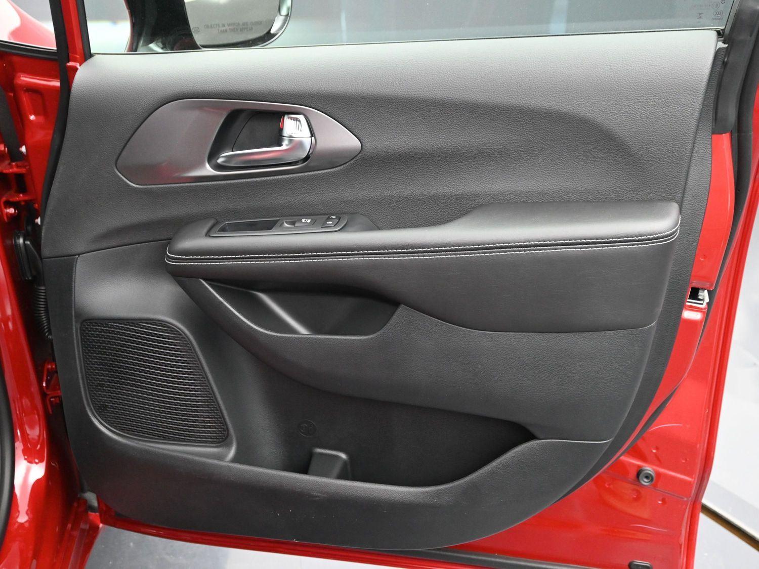 New 2026 Red Hot Pearlcoat Chrysler Select image 8