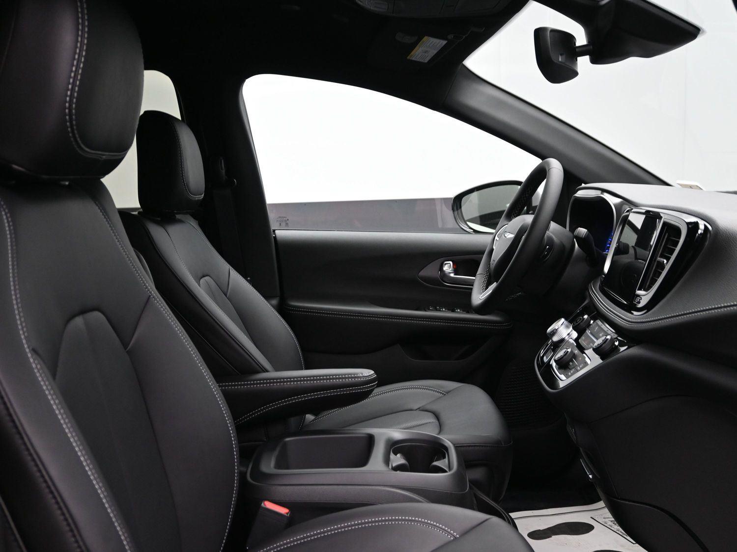 New 2026 Red Hot Pearlcoat Chrysler Select image 10