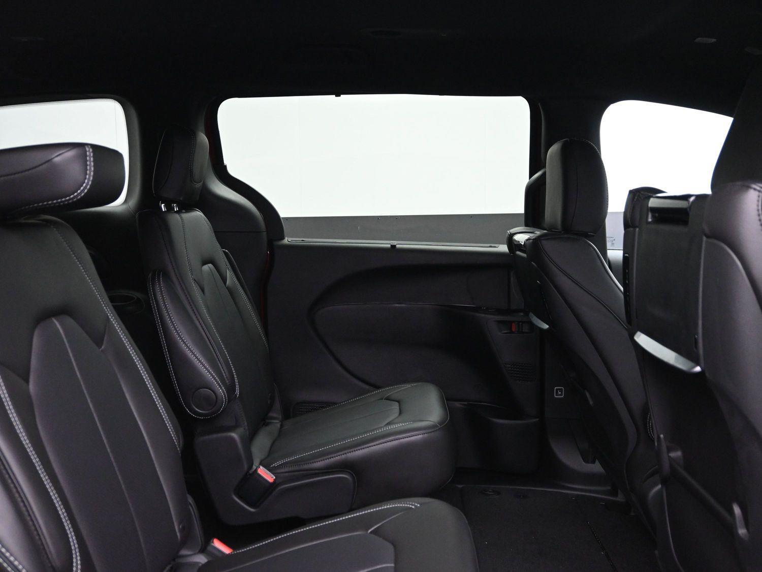 New 2026 Red Hot Pearlcoat Chrysler Select image 12