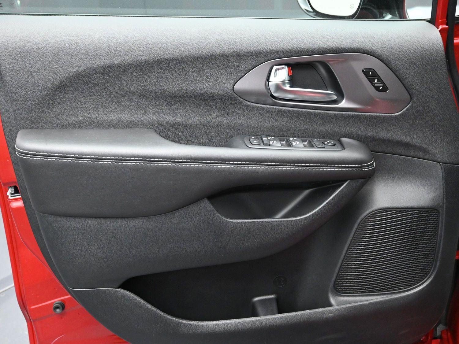 New 2026 Red Hot Pearlcoat Chrysler Select image 18