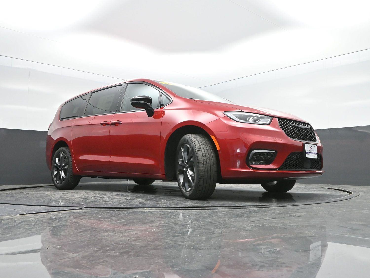 New 2026 Red Hot Pearlcoat Chrysler Select image 34